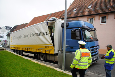Magstadt: Lkw bleibt an Bruecke haengen. 